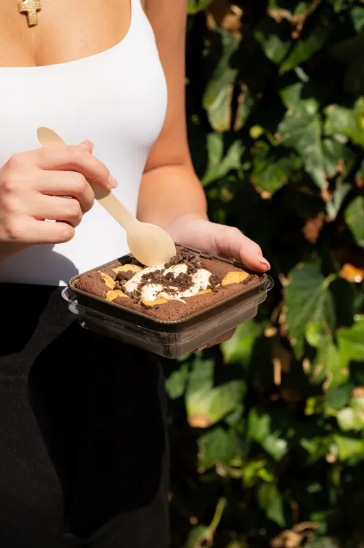 Brownie με κρέμα και μπισκότο, γλυκό για τον δρόμο από το Scalino Caffe