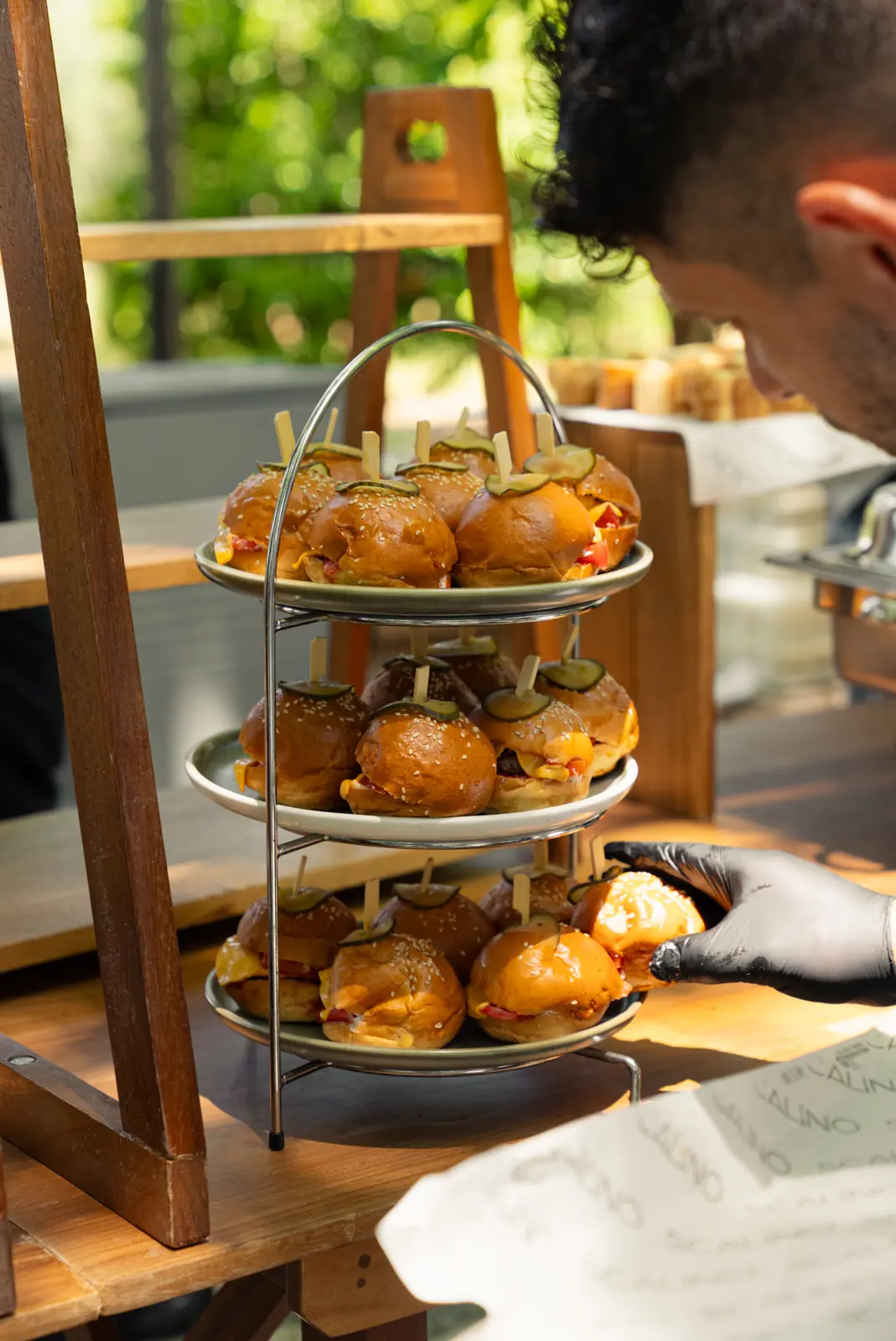 Mini burgers σε stand, catering εκδηλώσεων από το Scalino