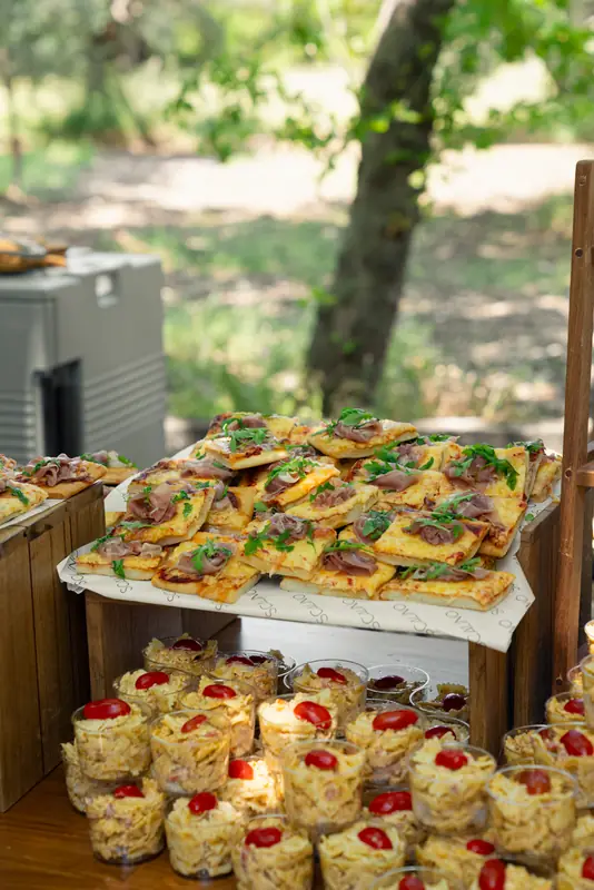 Μπουφές catering με πίτσες και μπολάκια σε υπαίθρια εκδήλωση