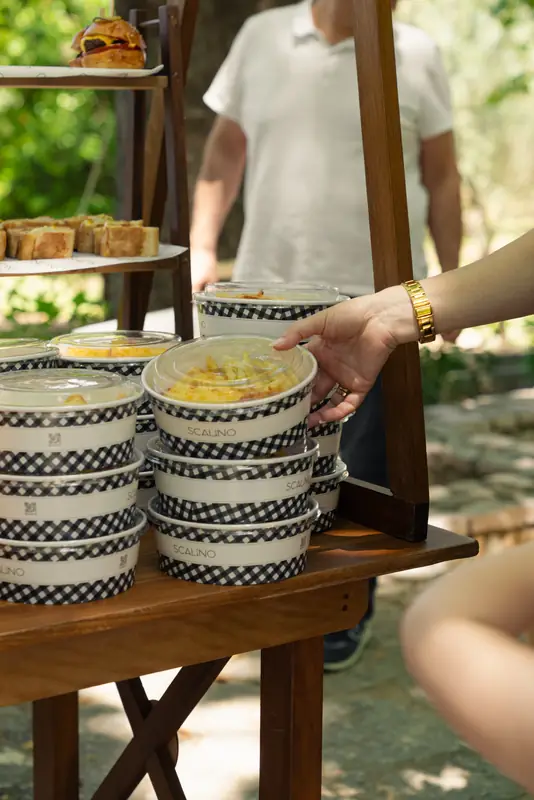 Σερβίρισμα catering σε μπολάκια Scalino σε εκδήλωση