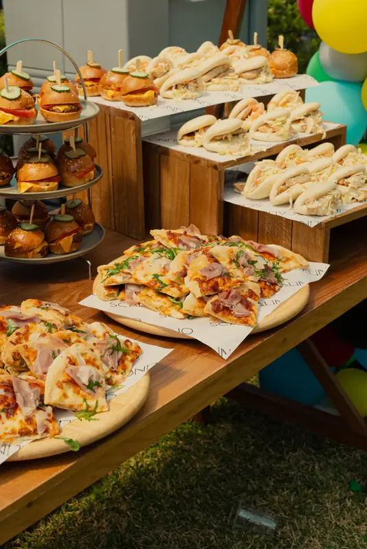 Μπουφές με mini burgers, bao και πίτσες για πάρτι, catering Scalino
