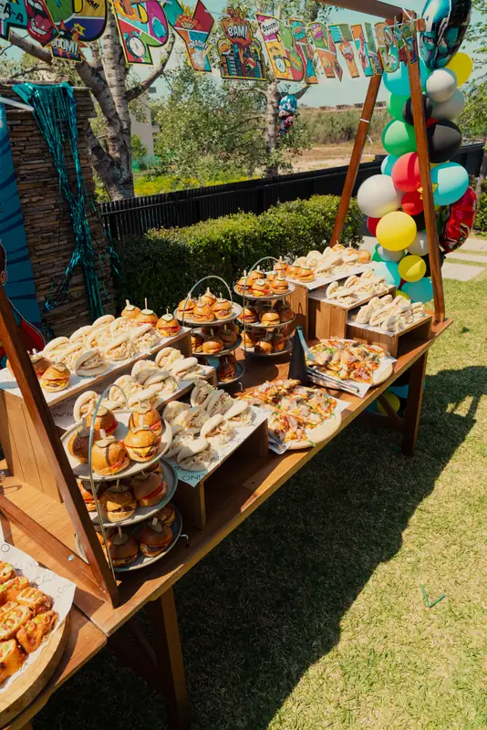 Τραπέζι catering με σφολιατάκια και σάντουιτς σε πάρτι